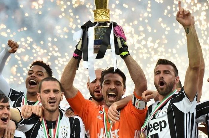 Para pemain Juventus merayakan scudetto yang ke-32 usai laga kontra Sampdoria di Stadion Juventus, Sabtu (14/5/2016).