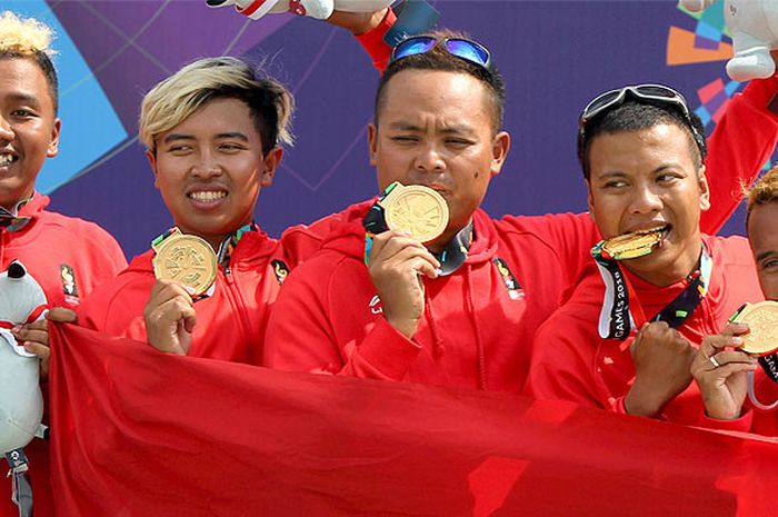 Tim Paralayang Indonesia (dari kiri ke kanan) Jafro Megawanto, Roni Pratama, Hening Paradigma, Joni Efendi, Aris Apriansyah. Berfoto bersama setelah pengalungan medali emas untuk nomor ketepatan mendarat beregu putra Asian Games 2018  di Cisarua, Puncak, Bogor, Jawa Barat, Kamis (23/8/2018).