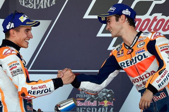 Pebalap tim Repsol Honda, Dani Pedrosa (kanan), bersalaman dengan rekan setimnya, Marc Marquez, di podium Sirkuit Jerez, GP Spanyol, (7/5/2017).