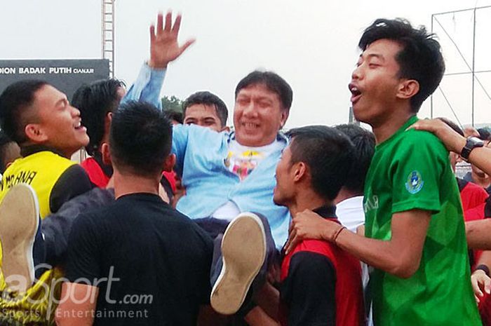 Pelatih PSKC Kota Cimahi, Robby Darwis, disambut meriah pemain, ofisial, dan pendukung tim usai tim asuhannya mengalahkan Persikab Kabupaten Bandung  dalam partai final Liga 3 Jabar yang dihelat di Stadion Badak Putih, Kabupaten Cianjur, Selasa (31/7//2018).