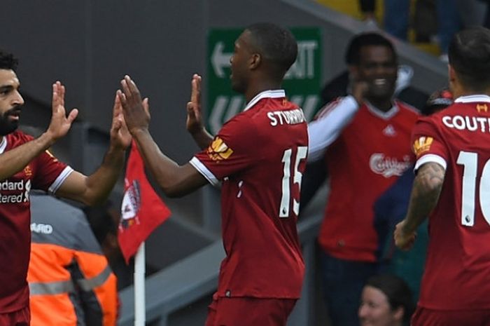 Mohamed Salah (kiri) merayakan gol Liverpool ke gawang Burnley pada partai lanjutan Liga Inggris di Stadion Anfield, 16 September 2017.