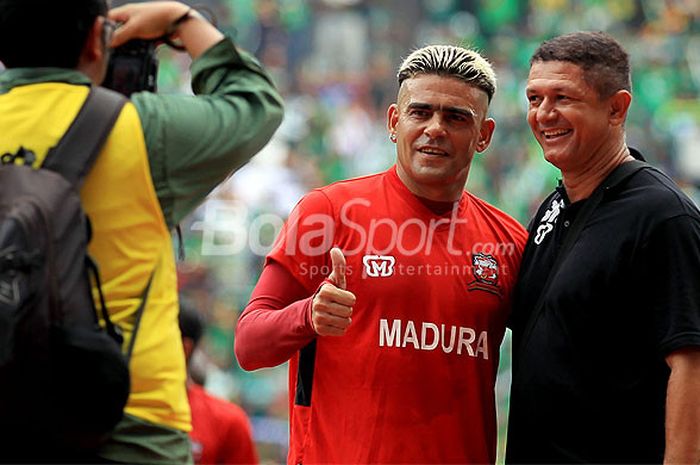 Striker Madura United, Cristian Gonzales (kiri), berpose dengan pelatih Gomes de Oliveira, menjelang laga melawan Persebaya Surabaya pada pekan ketiga Piala Presiden 2018 Grup C di Stadion Gelora Bung Tomo Surabaya, Jawa Timur (28/01/2018).