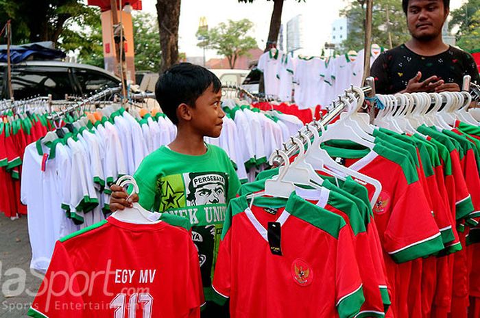 Pembeli jersey di sekitar Stadion Gelora Delta Sidoarjo, Jawa Timur, Kamis (05/07/2018) sore.