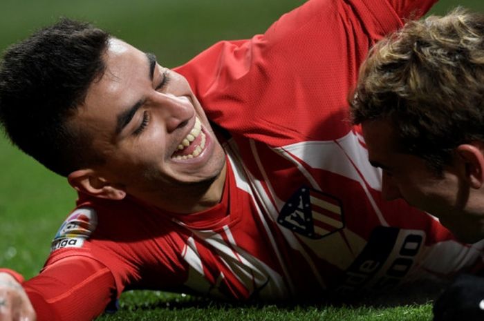 Striker Atletico Madrid, Angel Correa (kiri), merayakan golnya bersama Antoine Griezmann dalam laga Liga Spanyol kontra Valencia di Stadion Wanda Metropolitano, Madrid, pada 4 Februari 2018.