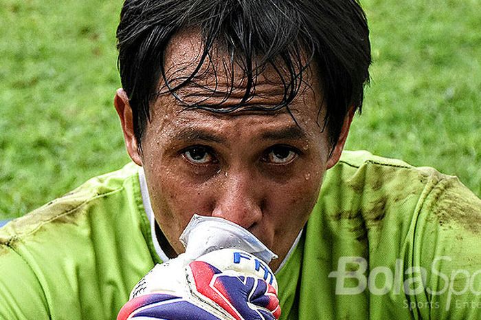 Ekspresi I Made Kadek Wardana, kiper Bali United, saat mengikuti sesi gim internal di Lapangan Trisa