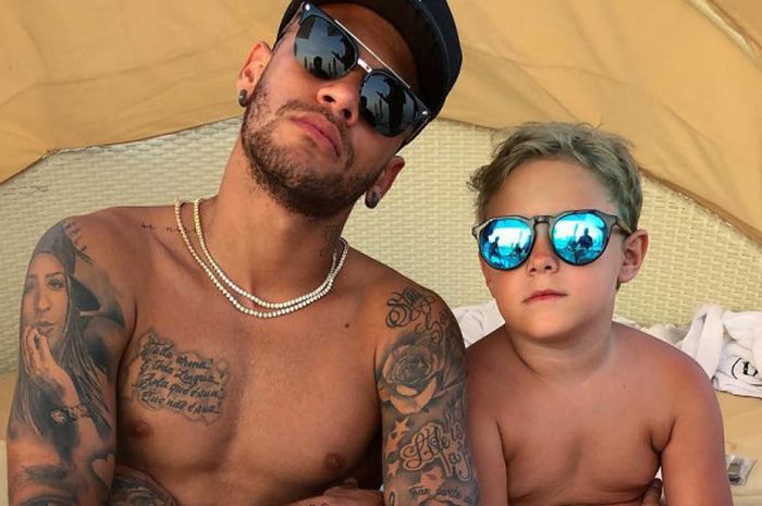 Neymar Jr (kiri) bersama Davi Lucca da Silva Santos