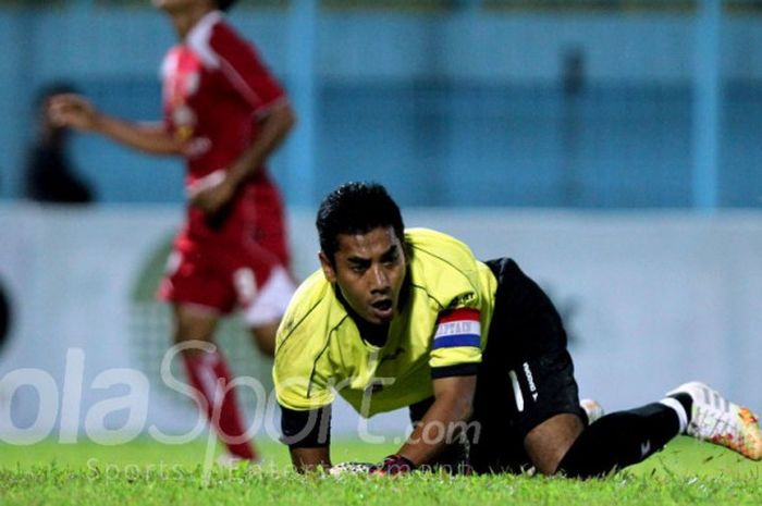 Kiper Persela, Choirul Huda, beraksi pada sebuah laga Liga Indonesia.