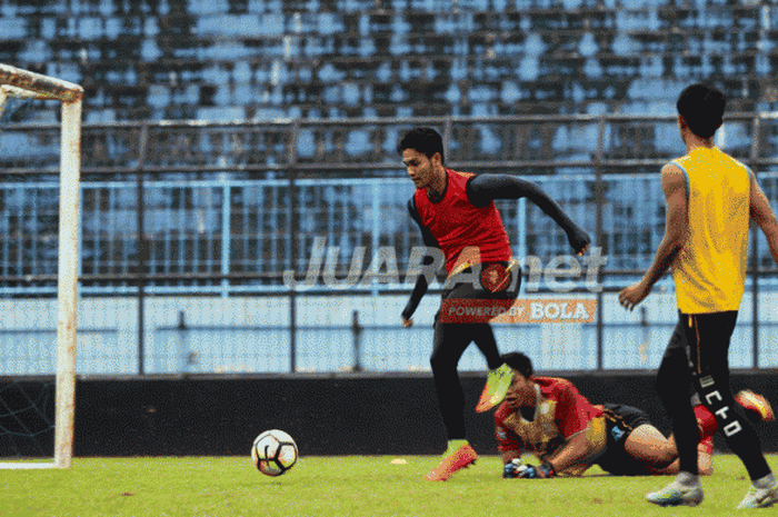 Pemain muda Arema FC, M Rafli saat latihan bersama tim di Stadion Kanjuruhan Malang, Jawa Timur, Sel