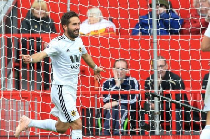 Joao Moutinho (kiri) merayakan golnya untuk Wolverhampton Wanderers ke gawang Manchester United dalam partai Liga Inggris di Stadion Old Trafford, Manchester, 22 September 2018.