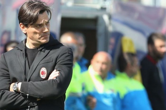 Ekspresi pelatih AC Milan, Vincenzo Montella, dalam laga Serie A di markas Crotone, Stadion Comunale Ezio Scida, Crotone, 30 April 2017.