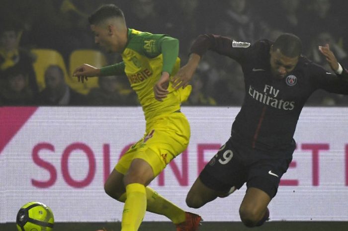 Pemain Paris Saint-Germain, Kylian Mbappe (kanan), berduel dengan gelandang Nantes, Andrei Girotto, dalam laga Liga Prancis di Stadion La Beaujoire, Nantes, pada 14 Januari 2018.