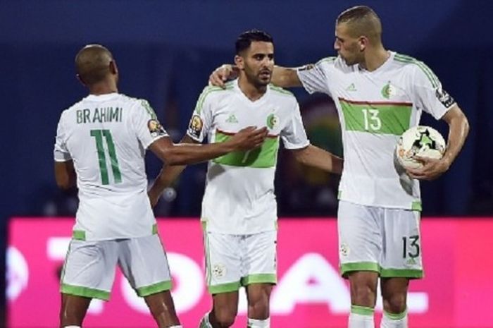 Riyad Mahrez merayakan gol Aljazair ke gawang Zimbabwe bersama Yacine Brahimi dan Islam Slimani, Minggu (15/1/2017). 