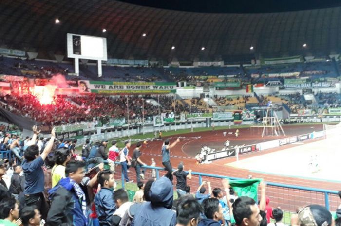 Suasana pertandingan final Liga 2 di Stadion Gelora Bandung Lautan Api, Selasa (28/11/2017).