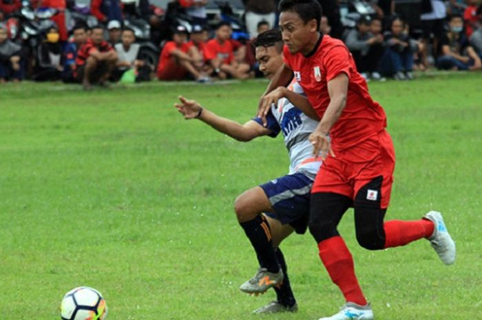 Pemain Persis Solo sedang beradu lari dengan pemain PS Puma di laga uji coba, Sabtu(24/3/2018).