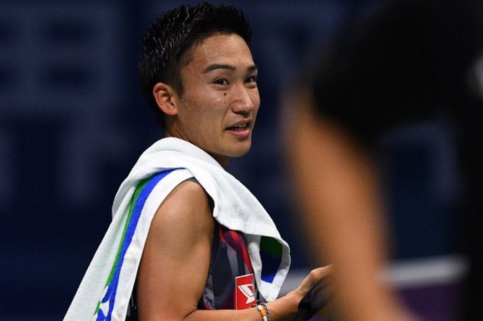   Pebulu tangkis tunggal putra Jepang, Kento Momota, bereaksi saat memenangi laga atas Artem Pochtarov (Ukraina) pada  babak kesatu Kejuaraan Dunia 2018 yang berlangsung di Nanjing Olympic Sports Centre, Nanjing, China, Minggu (5/8/2018).  