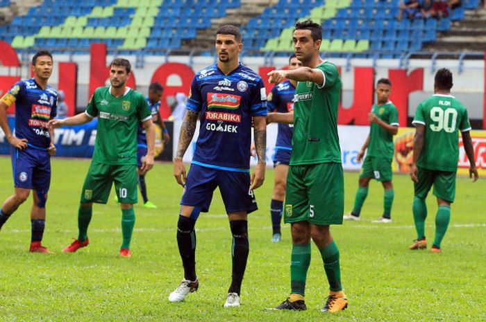      Pemain Persebaya Surabaya Otavio Dutra Mengawal Pemain Arema FC Arthur Cunha pada Piala Gubernu