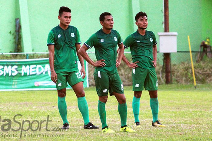 Legimin Rahardjo (tengah), Dani Pratama, dan Gusti Sandria, saat mengikuti latihan rutin di Stadion 