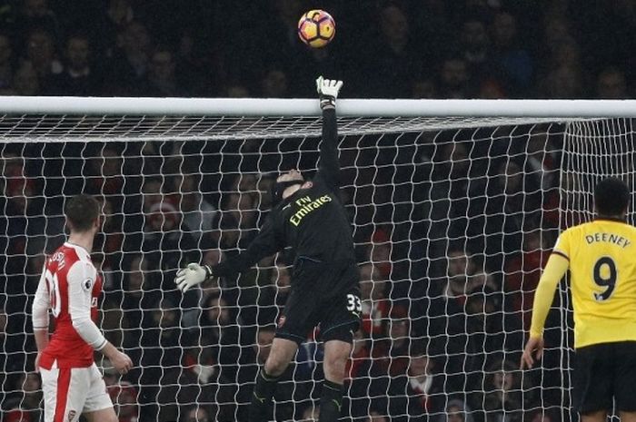 Kiper Arsenal, Petr Cech (tengah), melakukan penyelamatan dalam laga Premier League kontra Watford di Stadion Emirates, London, Inggris, 31 Januari 2017.