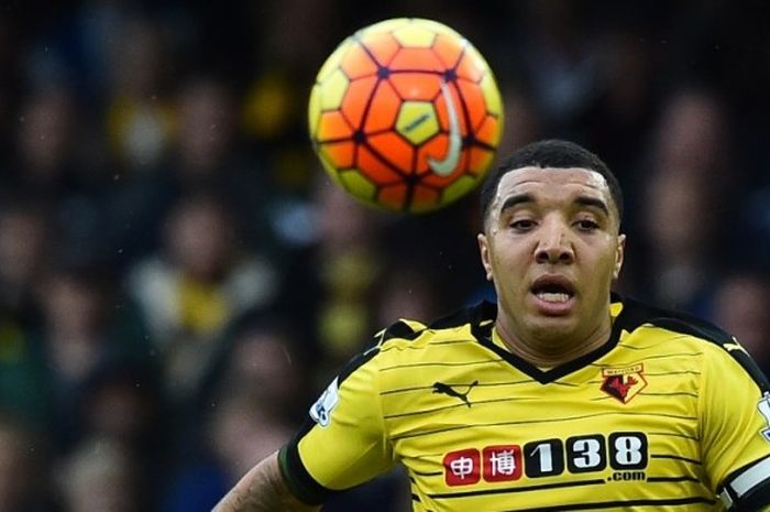 Pemain depan Watford, Troy Deeney, mengejar bola saat timnya melawan Liverpool pada lanjutan Premier League di Stadion 	Vicarage Road, 20 DEsember 2015.