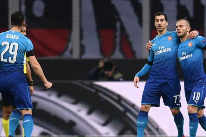 Gelandang Arsenal, Henrikh Mkhitaryan (kedua dari kanan), merayakan golnya bersama Jack Wilshere dalam laga leg pertama babak 16 besar Liga Europa kontra AC Milan di Stadion San Siro, Milan, Italia, pada 8 Maret 2018.