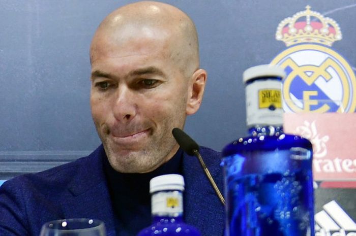  Ekspresi Zinedine Zidane saat mengkonfirmasi mundur sebagai pelatih Real Madrid di Valdebebas, Madrid, Spanyol, pada Kamis (31/5/2018). 