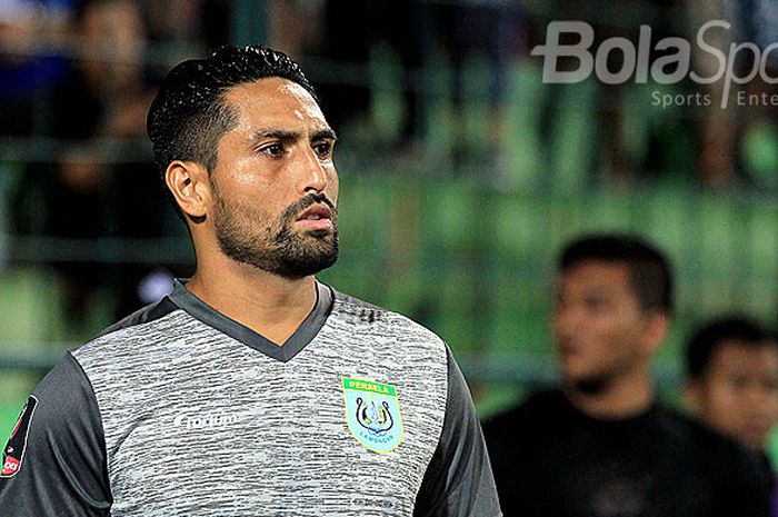 Striker Persela Lamongan, Gaston Castano, saat tampil melawan Arema FC  pada partai kedua Piala Presiden 2018 Grup E di Stadion Gajayana Malang, Jawa Timur, Sabtu (20/01/2018) malam.