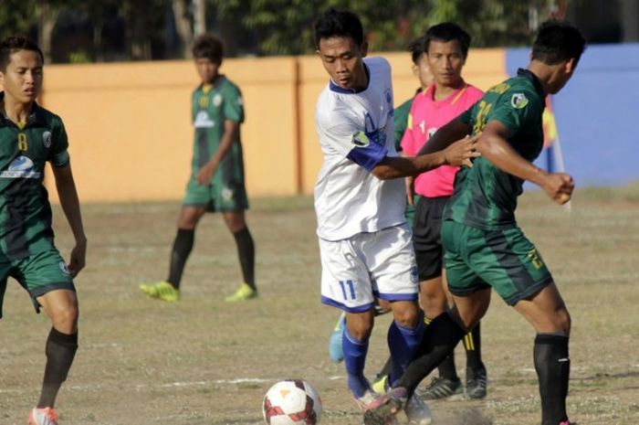 Anang Hadi (kiir) saat melawan PSIS dalam kasus sepakbola gajah