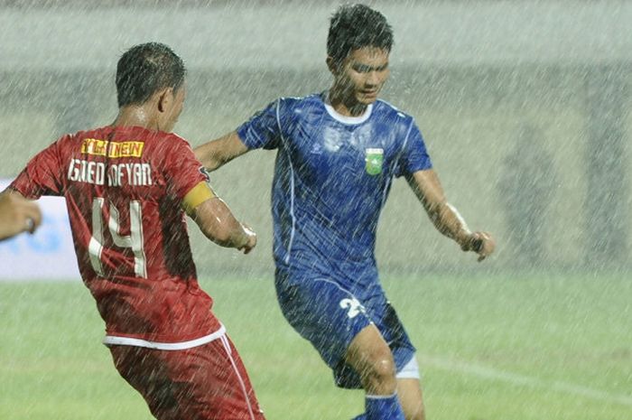 Aksi full-back sekaligus kapten Persija, Ismed Sofyan (kiri) pada laga Grup D Piala Presiden 2018 kontra PSPS Riau di Stadion Kapten I Wayan Dipta, Gianyar, Bali, Jumat (19/1/2018).