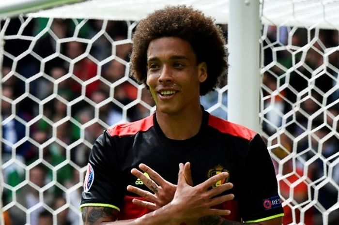 Gelandang Belgia, Axel Witsel, merayakan golnya ke gawang Republik Irlandia pada partai Piala Eropa Grup E di Stadion Stade de Bordeaux, Sabtu (18/6/2016).