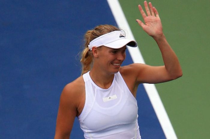  Petenis Denmark, Caroline Wozniacki (Denmark), melakukan selebrasi seusai menjalani pertandingan babak perempat final Rogers Cup di Aviva Centre, Toronto, Kanada, Jumat (11/8/2017). 