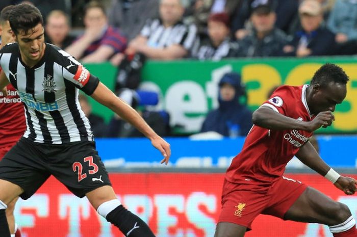 Gelandang Newcastle United, Mikel Merino (kiri), berduel dengan pemain Liverpool FC, Sadio Mane, dal