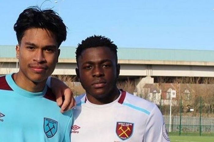 Nathan Muskitta (kanan) bersama rekannya saat berlatih di West Ham United.