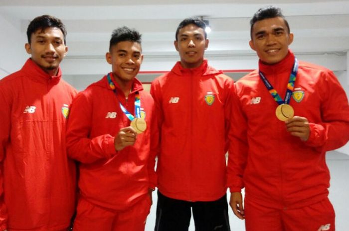 Tim estafet putra Indonesia (dari kiri ke kanan), Eko Rimbawan, Fadlin, Lalu Muhammad Zohri, dan Bobi Yaspi, berpose dengan medali emas yang mereka raih dari nomor 4×100 meter pada test event Asian Games 2018 di Stadion Utama Gelora Bung Karno (SUGBK) Senayan, Jakarta, Rabu (14/2/2018).