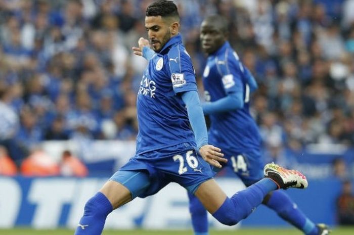 Aksi pemain Leicester City, Riyad Mahrez saat klubnya bertanding melawan Everton dalam laga Premier League di Stadion King Power, Sabtu (7/5/2016). 