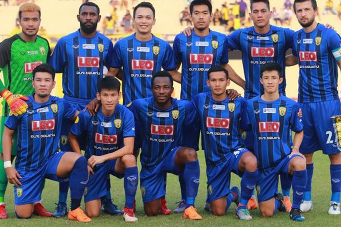 Bek asal Indonesia, Yanto Basna (berdiri, dua dari kanan) bersama pemain Khon Kaen FC jelang laga kontra Ang Thong FC pada laga  Liga Thailand 2 di Stadion Angthong, Minggu (11/3/2018) malam. 