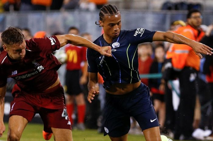 Penyerang Manchester City, Leroy Sane (kanan), berduel dengan pemain Liverpool FC, Nathaniel Philips, dalam laga International Champions Cup di Stadion MetLife, East Rutherford, New Jersey, Amerika Serikat pada 25 Juli 2018.