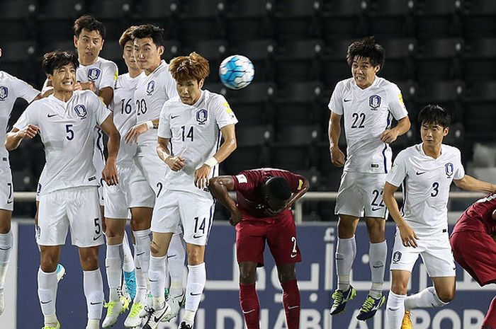 Aksi pemain timnas Korea Selatan saat mengadang tendangan bebas pemain timnas Qatar dalam laga kualifikasi Piala Dunia 2018 di Stadion Jassim Bin Hamad, Doha, pada 13 Juni 2017.