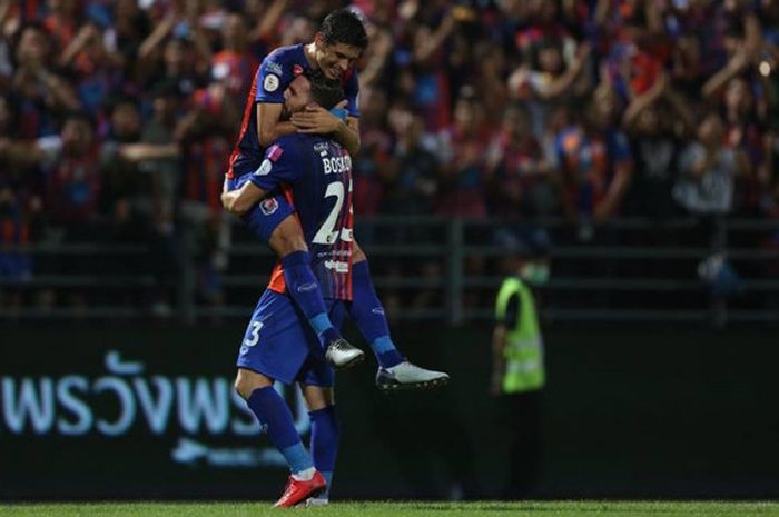 Duo pilar asing Port FC, Dragan Boskovic menggendong Sergio Suarez untuk merayakan gol ke gawang Pattaya United di Stadion PAT pada Minggu (11/2/2018). 