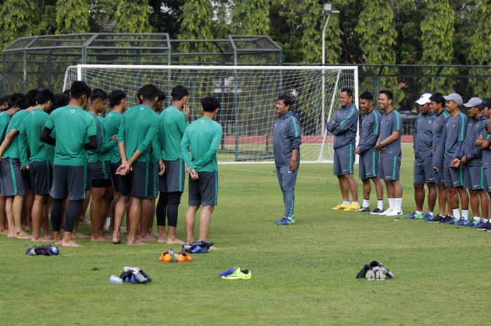 Pelatih Timnas Indonesia U-19, Indra Sjafri Mengarahkan Pemain saat TC di Lapangan UNY, Sabtu (5/8/2017)