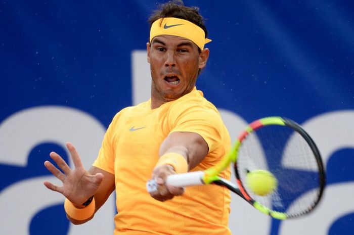 Rafael Nadal mengantisipasi bola saat menghadapi Stefanos Tsitsipas pada babak final Barcelona Open 2018 pada Minggu (29/4/2018).