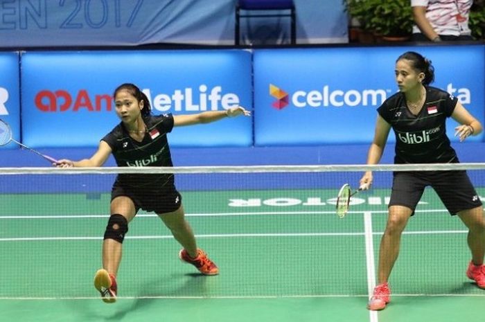 Pasangan ganda putri Indonesia, Anggia Shitta Awanda/Ni Ketut Mahadewi Istarani, mengembalikan kok dari Lim Yin Loo/Yap Cheng Wen (Malaysia), pada babak pertama Malaysia Terbuka 2017 di Stadion Perpaduan, Kuching, Rabu (5/4/2017).