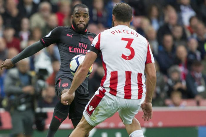 Striker Arsenal, Alexandre Lacazette, dalam laga melawan Stoke City pada Sabtu (19/8/2017)