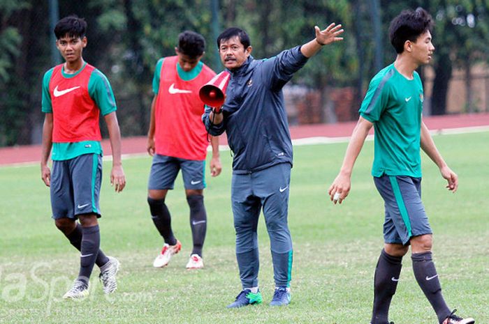 Pelatih timnas U-19 Indonesia, Indra Sjafri memberikan pengarahan kepada pemainnya dalam sesi game internal di Stadion UNY, Sleman pada Sabtu (5/8/2017) pagi. 