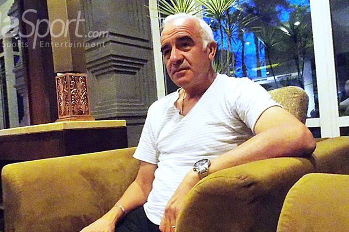  Pelatih Persib Bandung, Roberto Carlos Mario Gomez, saat menerima BolaSport.com di Hotel Grand Royal Panghegar, Kota Bandung, Rabu (20/6/2018). 