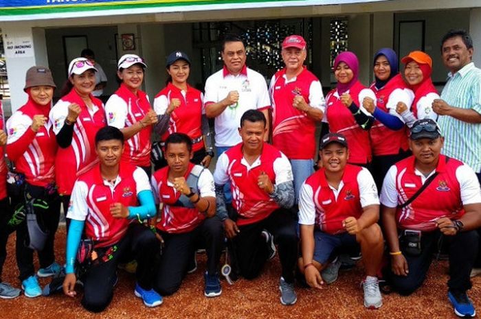 Para pelatih dan atlet panahan Indonesia berfoto bersama Chef de Mission (CdM) Asian Games 2018, Syafruddin, di lapangan panahan Gelora Bung Karno, Senayan, Jakarta, Selasa (10/4/2018).