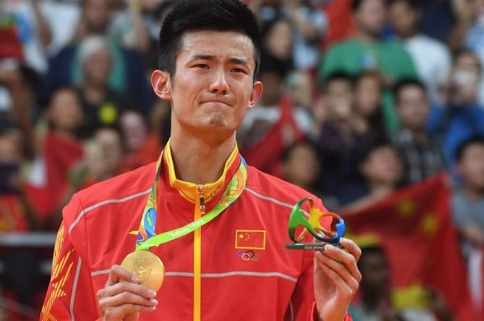  Pebulu tangkis tunggal putra China, Chen Long, berfoto dengan medali emas Olimpiade Rio 2016 di atas podium juara di Riocentro Pavilion 4, Rio de Janeiro, Brasil, Sabtu (20/8/2016). Chen menang atas Lee Chong Wei (Malaysia), 21-18, 21-18. 