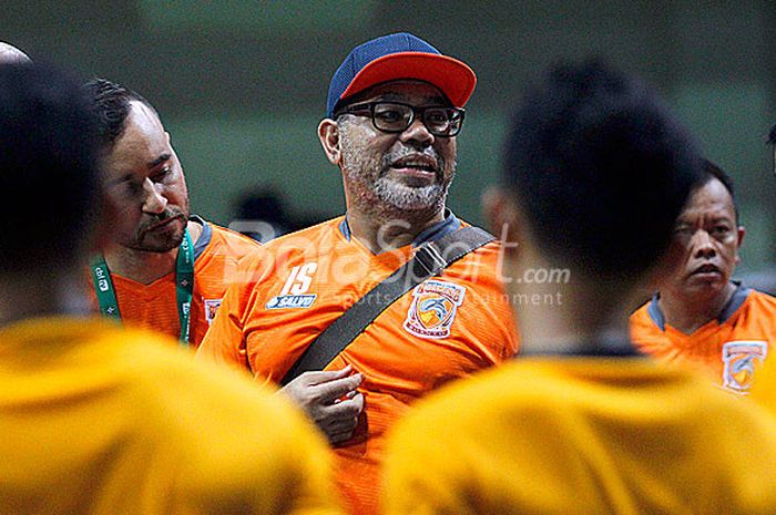 Pelatih Borneo FC Iwan Setiawan memberi arahan pada pemain saat berlatih di GOR Universitas Negeri Yogyakarta, Senin (8/1/2018) sore.