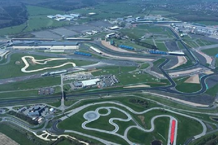 Sirkuit Silverstone, Inggris difoto dari helikopter