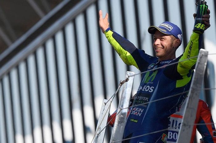 Valentino Rossi saat perayaan podium MotoGP Inggris (27/8/2017).