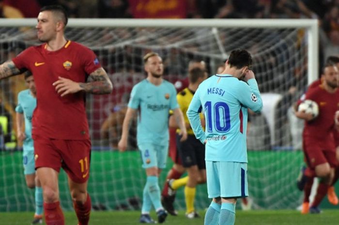 Ekspresi megabintang FC Barcelona, Lionel Messi (tengah), setelah timnya dijebol AS Roma dalam laga leg kedua perempat final Liga Champions di Stadion Olimpico, Roma, Italia pada 10 April 2018.